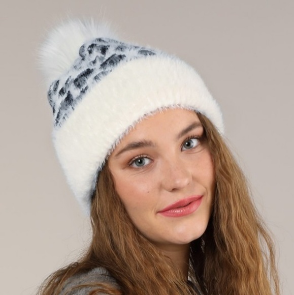 Eyelash animal print hat with pom pom - Picture 4 of 5